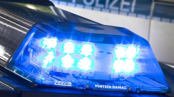 Eine Blaulicht leuchtet auf dem Dach eines Polizei