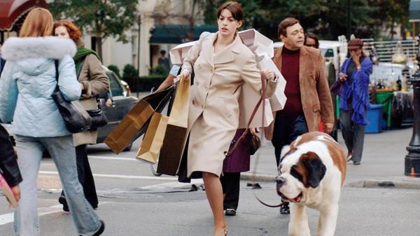 Ziemlich genau 20 Jahre sind vergangenen, seit der erste "Der Teufel trägt Prada"-Film in die Kinos kam und die Welt eroberte. Nun, im Jahr 2026, stehen die Hauptdarsteller Meryl Streep, Anne Hathaway, Emily Blunt und Stanley Tucci wieder auf den roten Teppichen und promoten den zweiten Teil des Films. Ein Vergleich der Bilder von damals und heute zeigt, es ist einiges an Zeit vergangen.