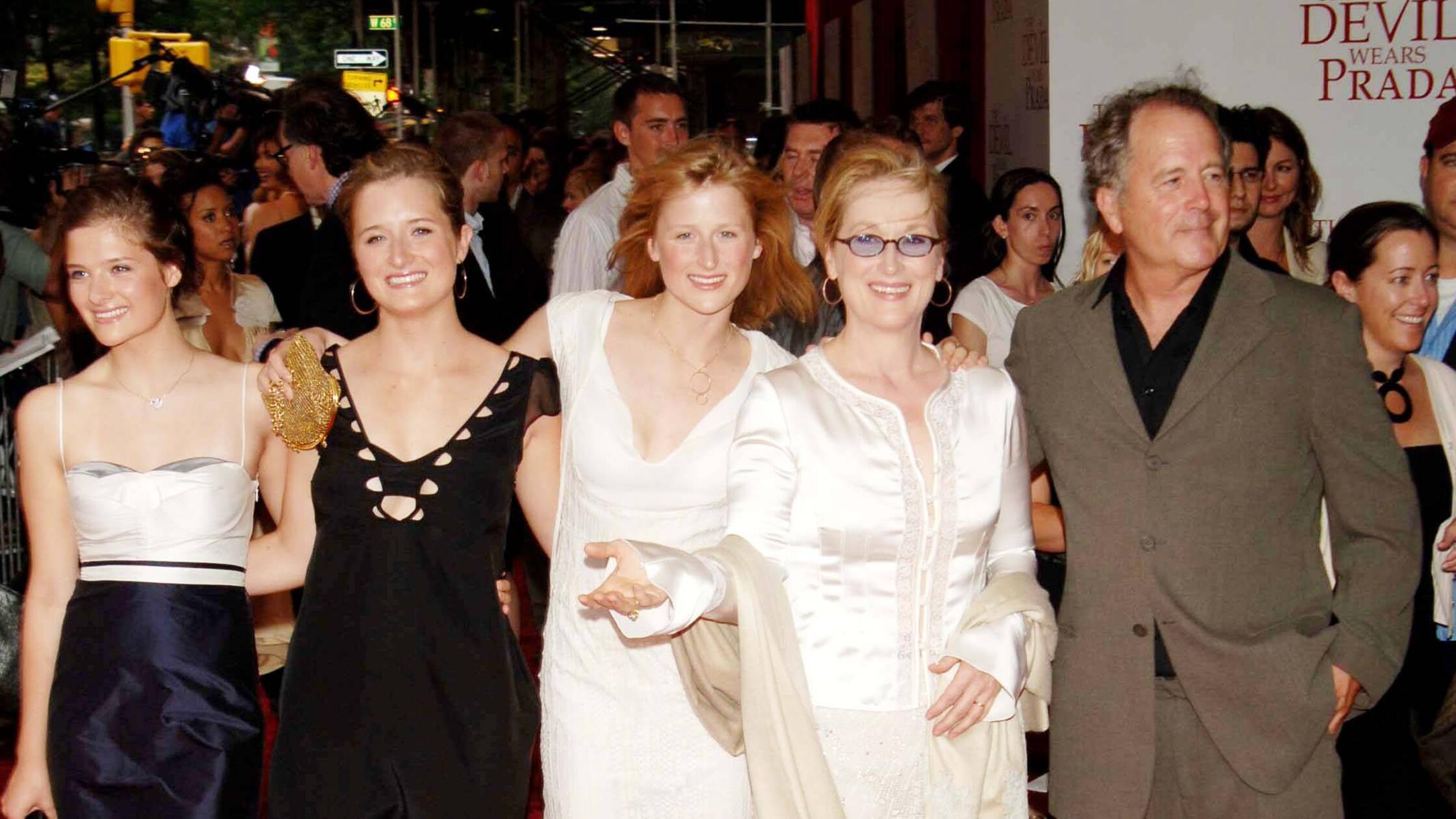 Meryl Streep verkörpert in den Filmen die gefürchtete Modemagazin-Chefredakteurin Miranda Priestly. Ihre Rolle soll angelehnt sein an Anna Wintour, die ebenso bewunderte wie gefürchtete ehemalige Chefredakteurin der Vogue. Auf diesem Foto ist Streep mit ihrer Familie bei der Premiere 2006 in New York zu sehen.