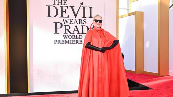 Heute ist Streep 76 Jahre alt. Zum zweiten Teil des Prada-Films schrieb sie bei Instagram "Ikonen regieren für immer".