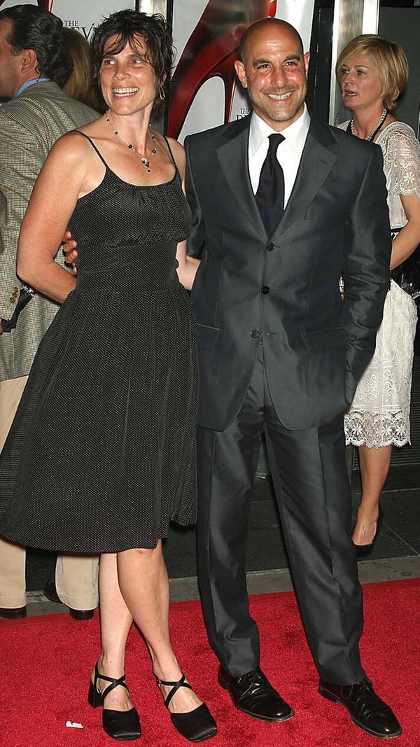 Stanley Tucci (hier mit seiner damaligen Frau) mimt im Film den Mode-Experten der Runway. Andy ist er wohlgesonnen. Mit Miranda arbeitet er scheinbar vertrauensvoll zusammen, obwohl sie ihn am Ende hintergeht.