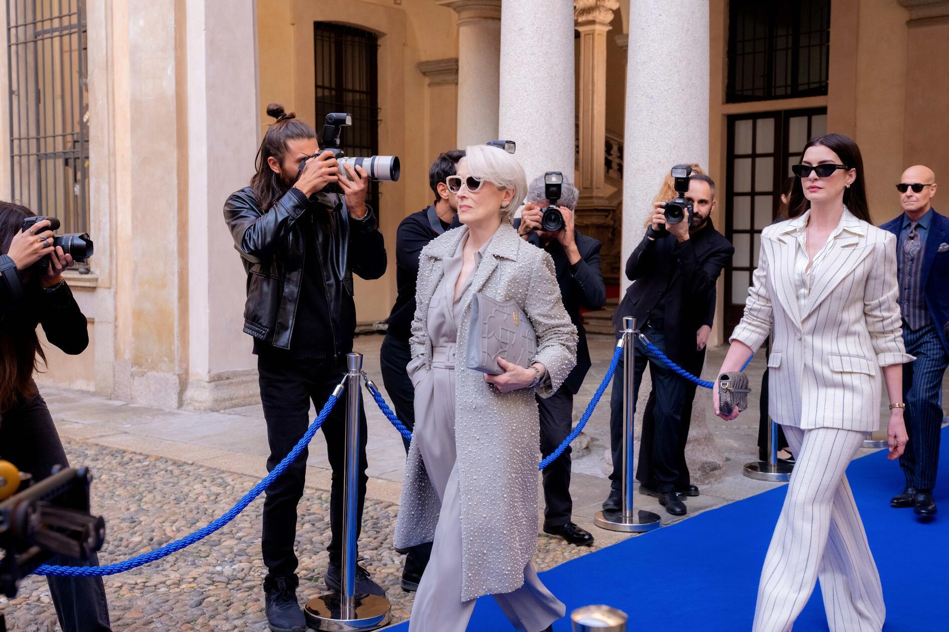 Eine Szene aus dem neuen "Der Teufel trägt Prada"-Film. Über den Plot ist wenig bekannt, nur so viel: Miranda Priestly ist wohl immer noch Chefin der Runway, doch die Zeiten sind herausfordernder geworden.