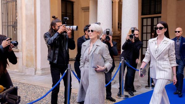 Eine Szene aus dem neuen "Der Teufel trägt Prada"-Film. Über den Plot ist wenig bekannt, nur so viel: Miranda Priestly ist wohl immer noch Chefin der Runway, doch die Zeiten sind herausfordernder geworden.