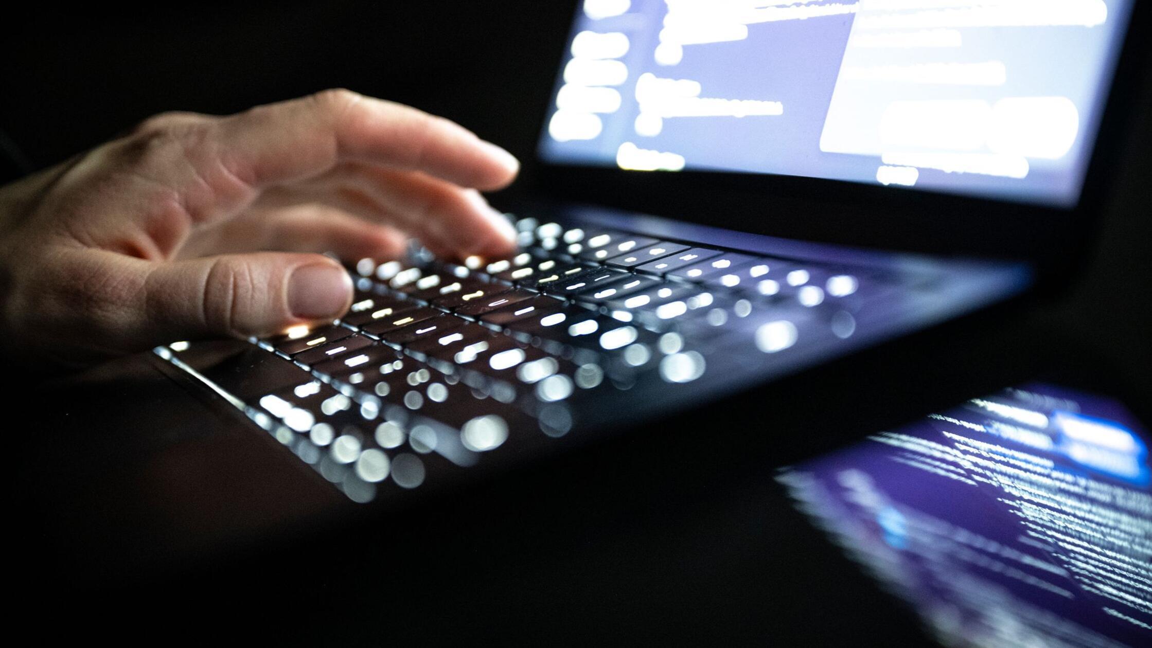 Eine Person tippt mit den Fingern auf einer beleuc