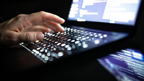 Eine Person tippt mit den Fingern auf einer beleuc