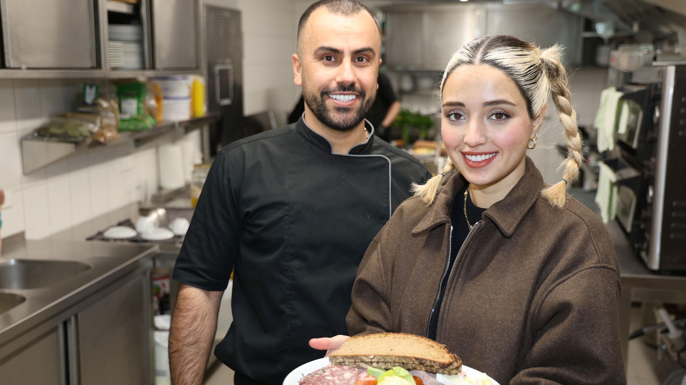Vahid Chaharmahali mit seiner Frau Laleh zeigen ih