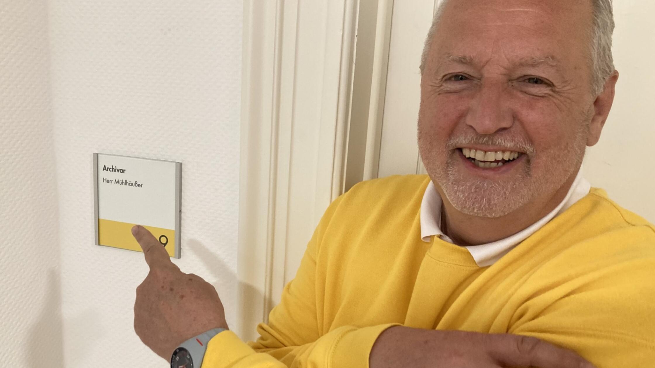 Mühlhäußer vor Büro