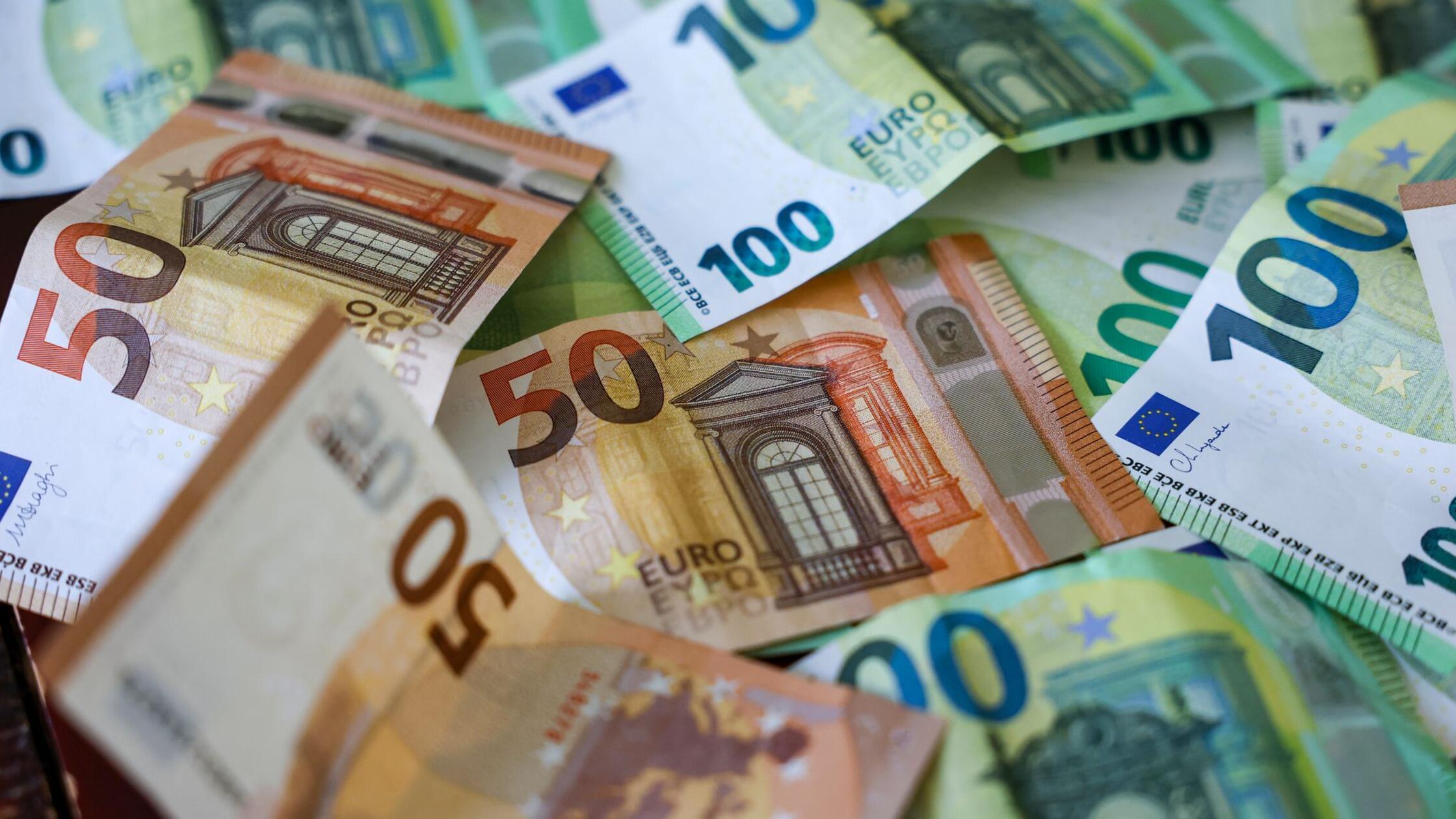 Mehrere Hunderter und Fünfziger Euro Geldscheine l