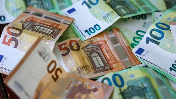 Mehrere Hunderter und Fünfziger Euro Geldscheine l