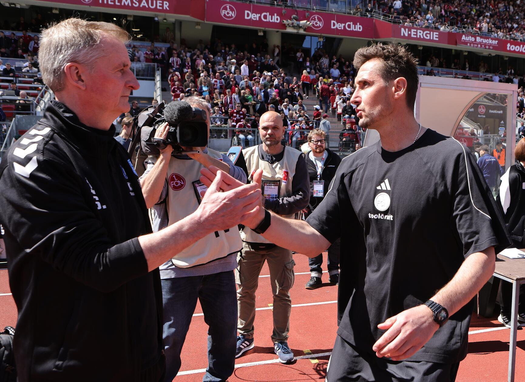 Nach dem Remis in Bielefeld musste FCN-Trainer Klose einmal notgedrungen tauschen: Lubach ersetzte den verletzten Zoma.