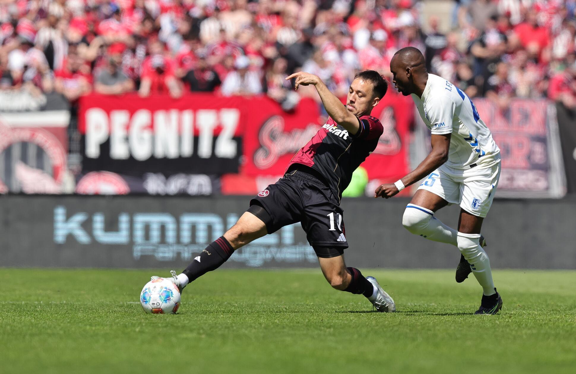 Die Hausherren übernahmen nach ausgeglichenen Anfangsminuten die Spielkontrolle. Den fränkischen Vorträgen mangelte es jedoch noch an Durchschlagskraft.