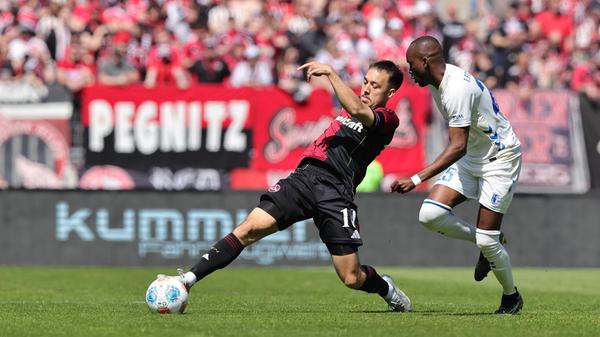 Die Hausherren übernahmen nach ausgeglichenen Anfangsminuten die Spielkontrolle. Den fränkischen Vorträgen mangelte es jedoch noch an Durchschlagskraft.