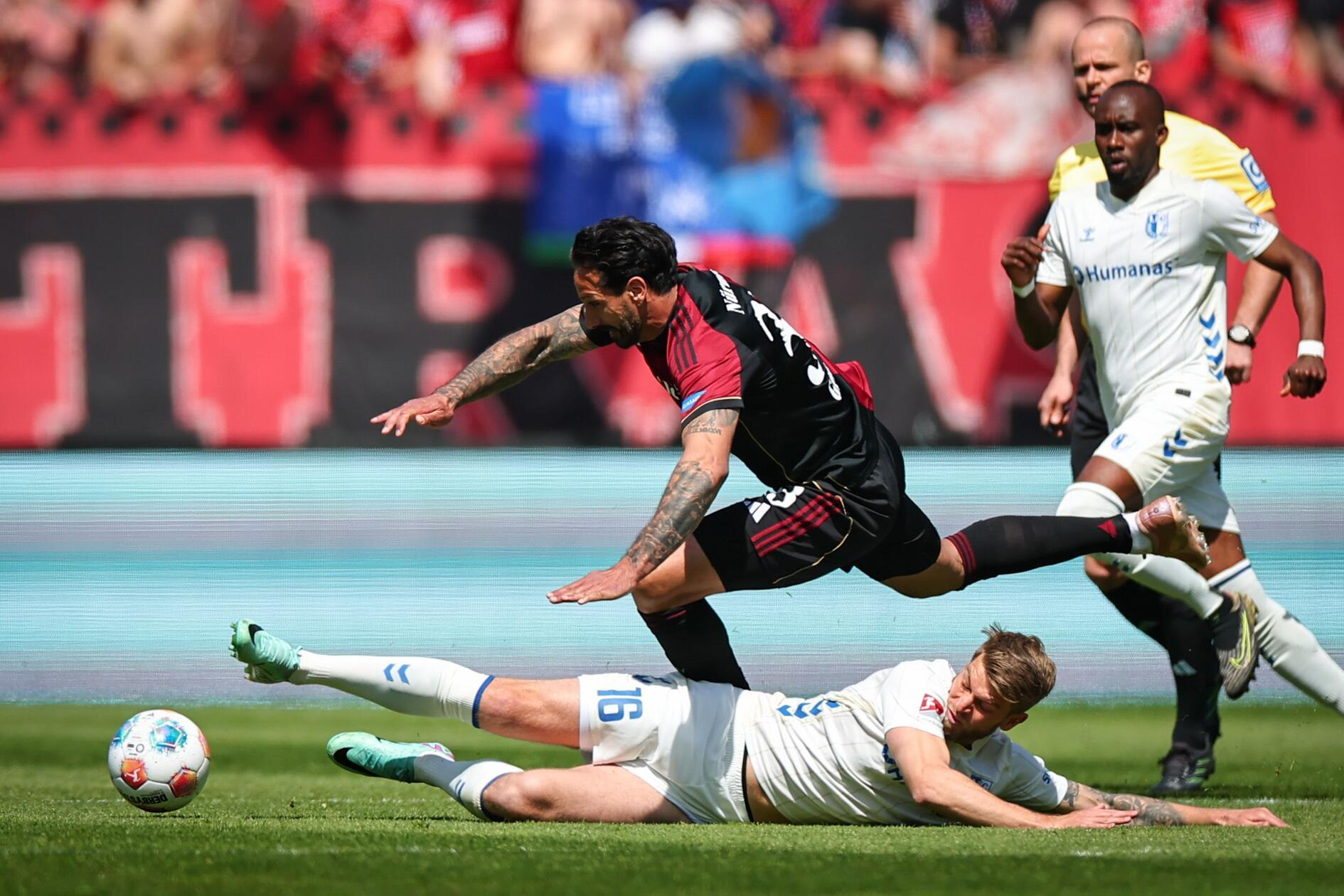 Sturm-Routinier Grimaldi hatte dagegen einen schweren Stand. Zudem plagte sich der Sommerneuzugang mit körperlichen Beschwerden.