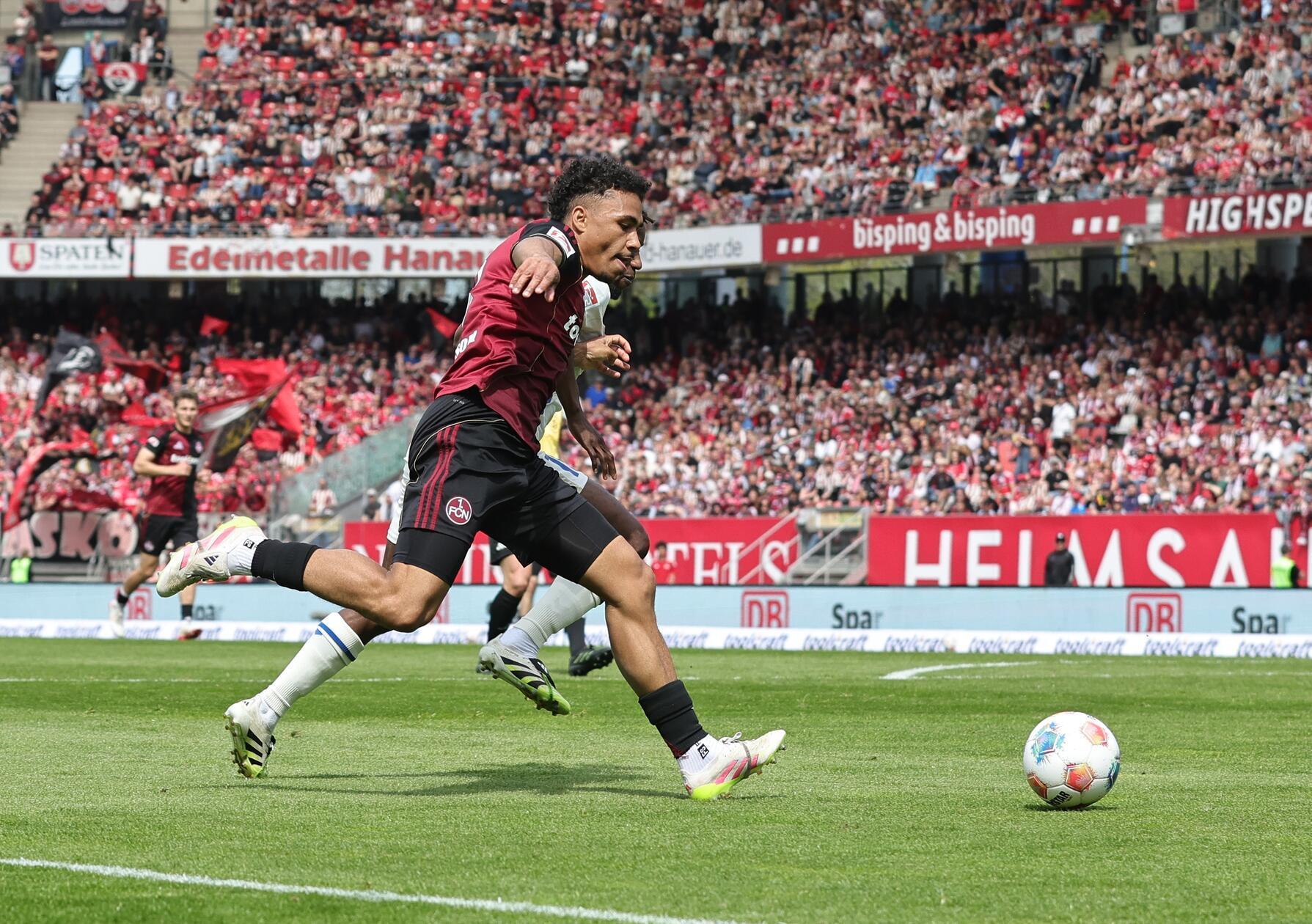 Die erste echte Torchance bot sich den Franken in der Nachspielzeit von Durchgang eins: Koudoussou behauptete sich auf der Außenbahn stark und gab die Kugel ins Zentrum...