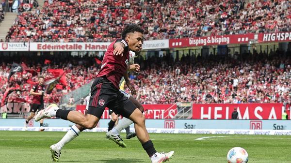 Die erste echte Torchance bot sich den Franken in der Nachspielzeit von Durchgang eins: Koudoussou behauptete sich auf der Außenbahn stark und gab die Kugel ins Zentrum...