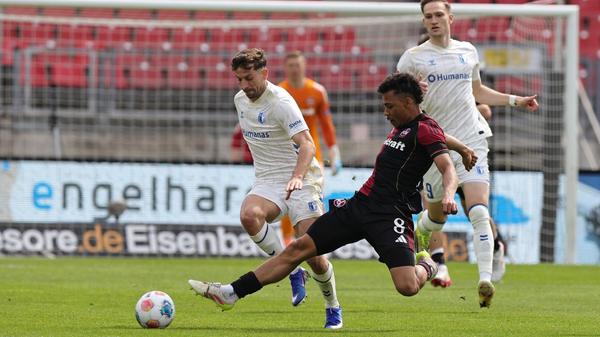 Die Hausherren allerdings hielten - hier in Person von Koudossou - dagegen und ließen nur wenige klare Torchancen zu.