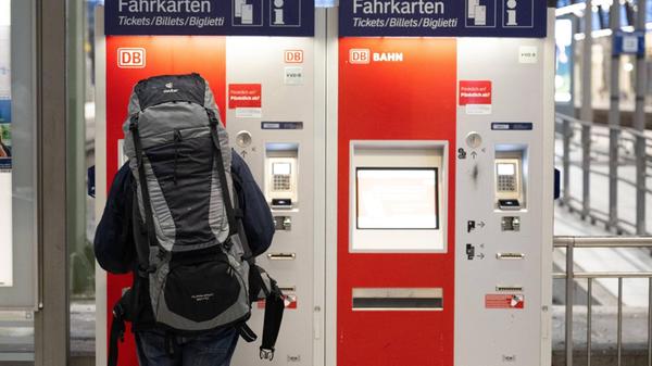 Ein Fahrgast steht im Hauptbahnhof vor einem Fahrk