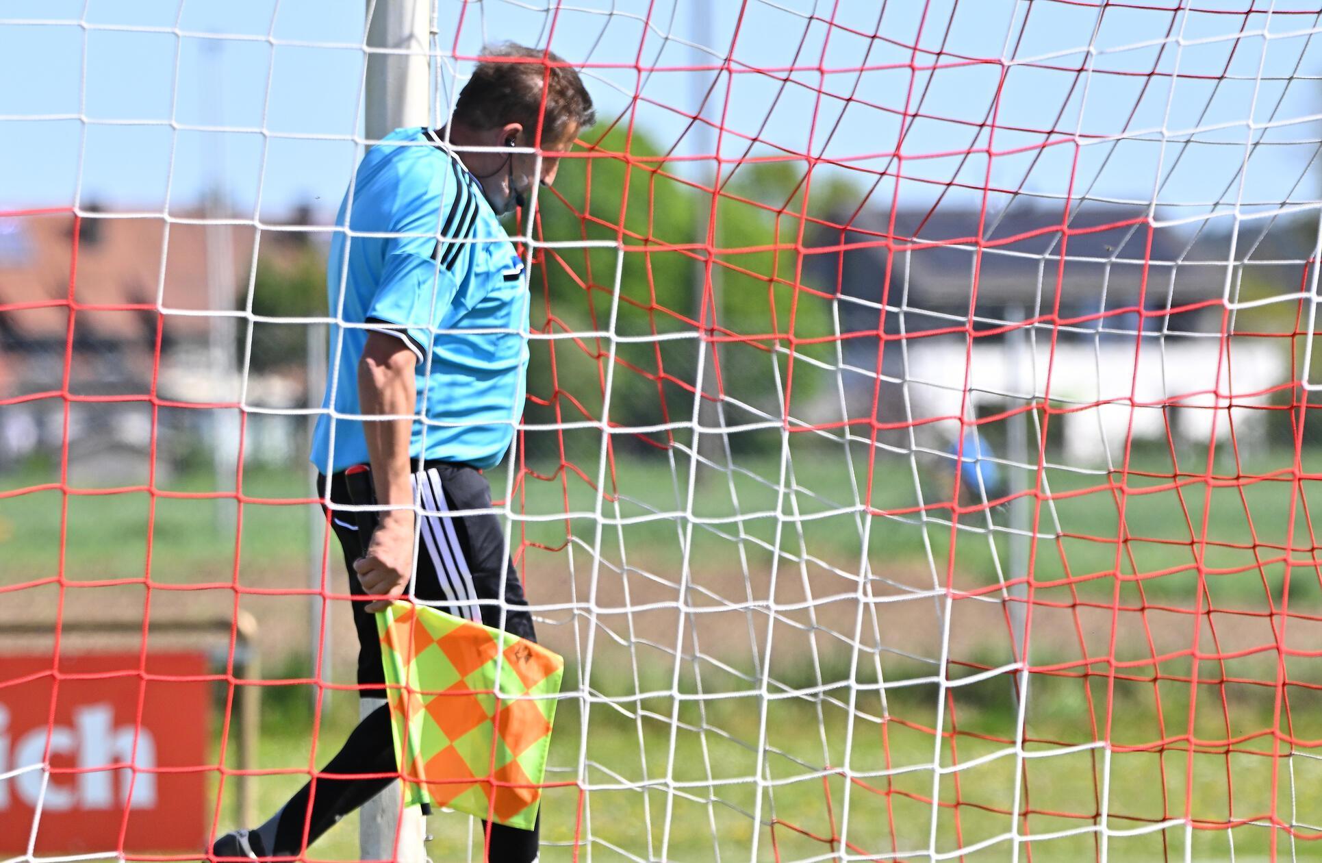 Linienrichter checkt Tornetz vor Spielbeginn