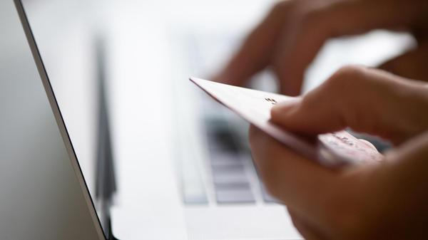 ILLUSTRATION - Vorsicht, Betrug! Für die vermeintl