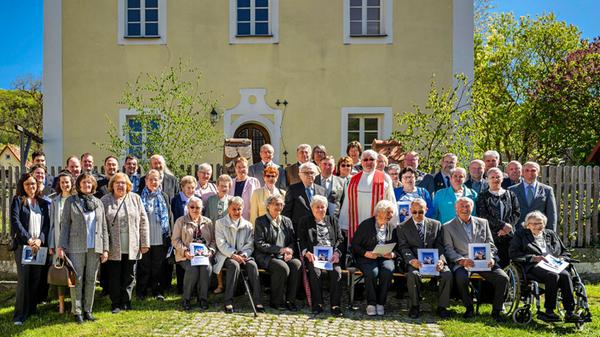 Unser Bild zeigt alle Jubilare vor dem Pfarrhaus i