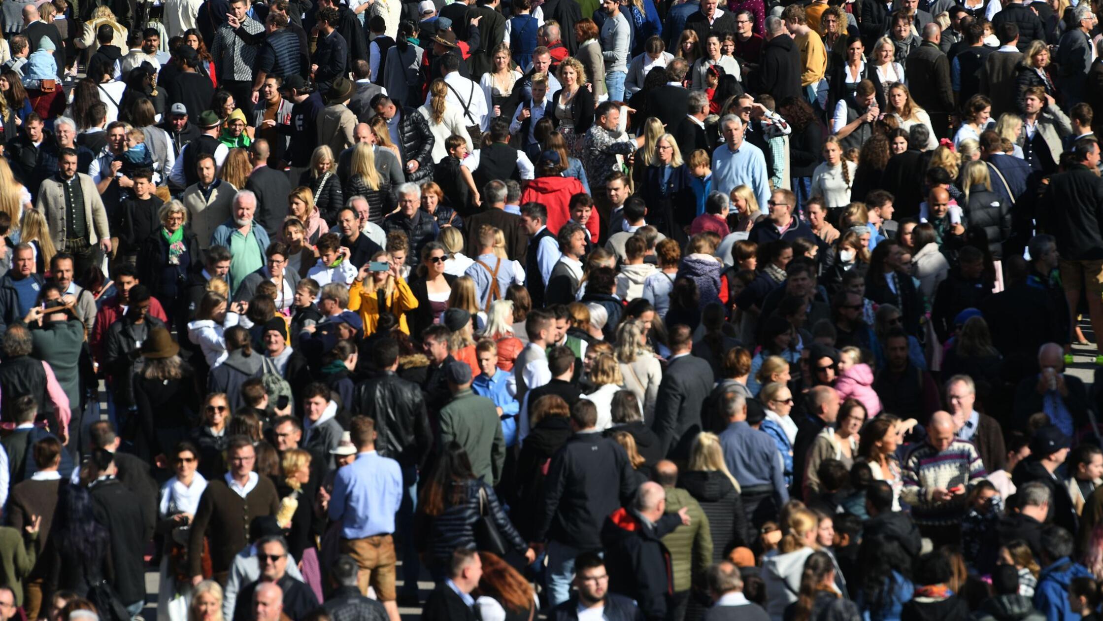 Unzählige Oktoberfestbesucher gehen über die There