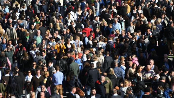Unzählige Oktoberfestbesucher gehen über die There