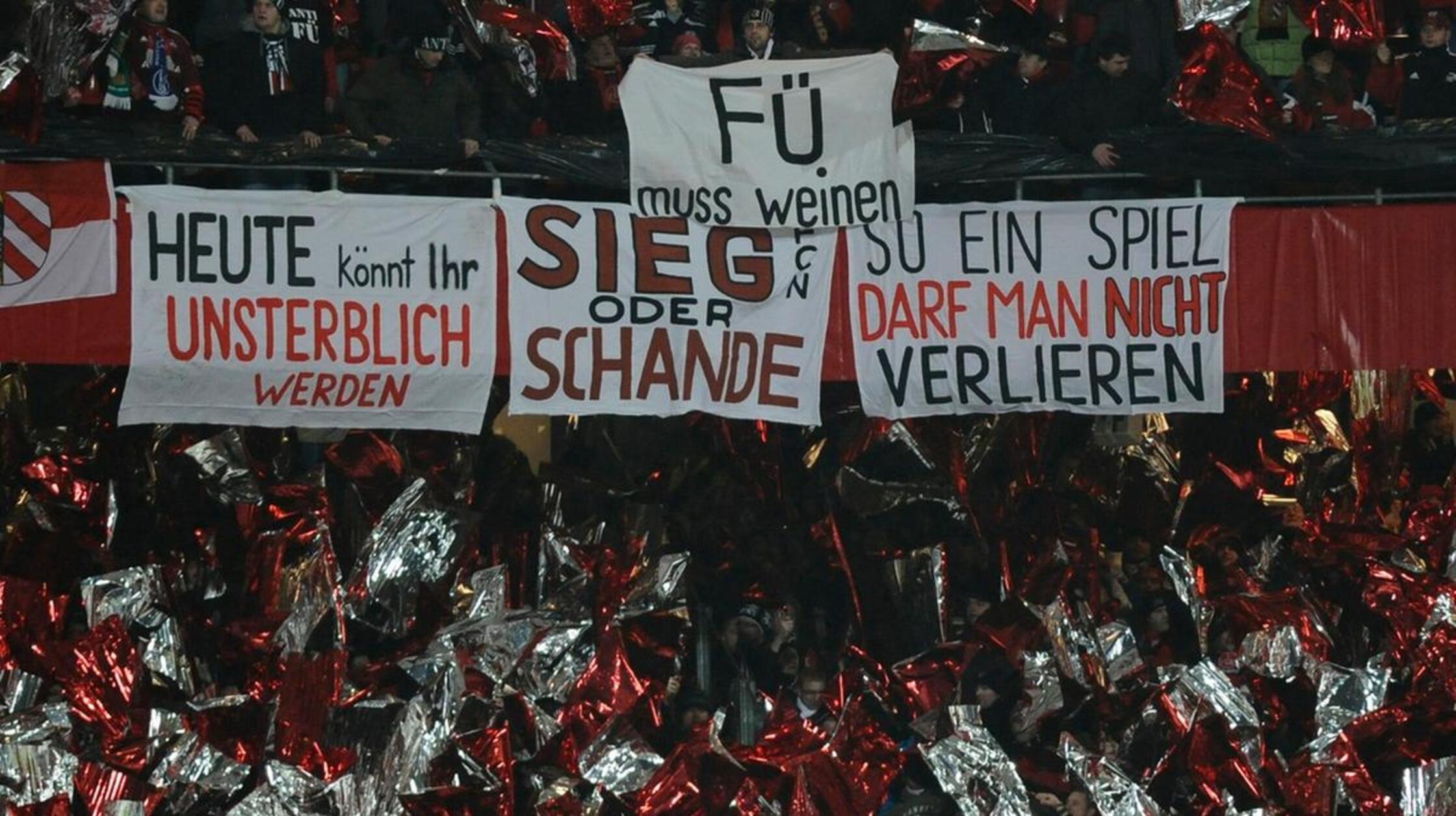 Beim 254. Frankenderby trafen Club und Kleeblatt am 20.12.2011 im DFB-Pokal-Achtelfinale in Nürnberg aufeinander. Die Nürnberger inszenierten passend zur Weihnachtszeit in der Nordkurve die Derby-Choreo mit Geschenkpapier.