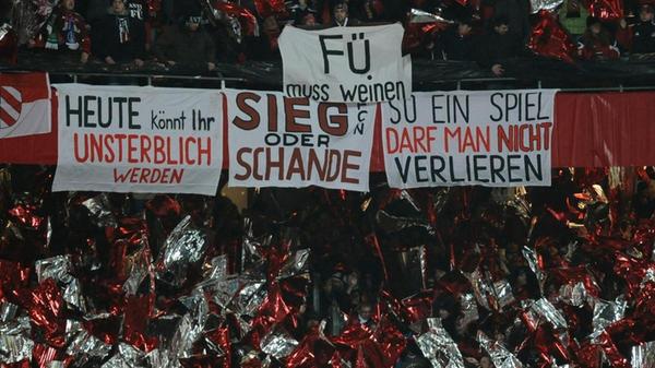 Beim 254. Frankenderby trafen Club und Kleeblatt am 20.12.2011 im DFB-Pokal-Achtelfinale in Nürnberg aufeinander. Die Nürnberger inszenierten passend zur Weihnachtszeit in der Nordkurve die Derby-Choreo mit Geschenkpapier.