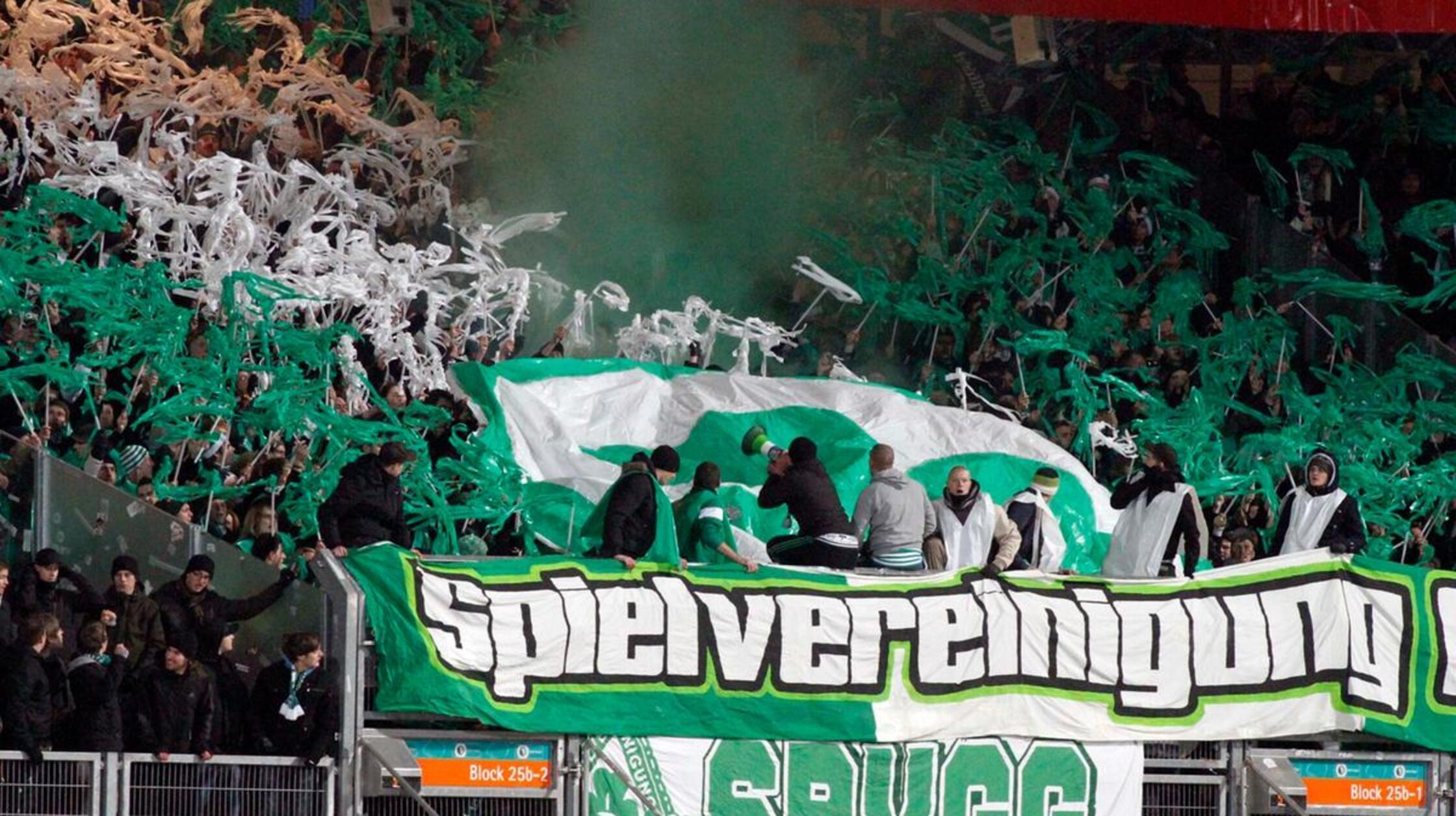 Die Fürther Fans hatten trotz Verbotsdebatte Pyrotechnik dabei. Über dem Fanblock stieg grüner und schwarzer Rauch auf.