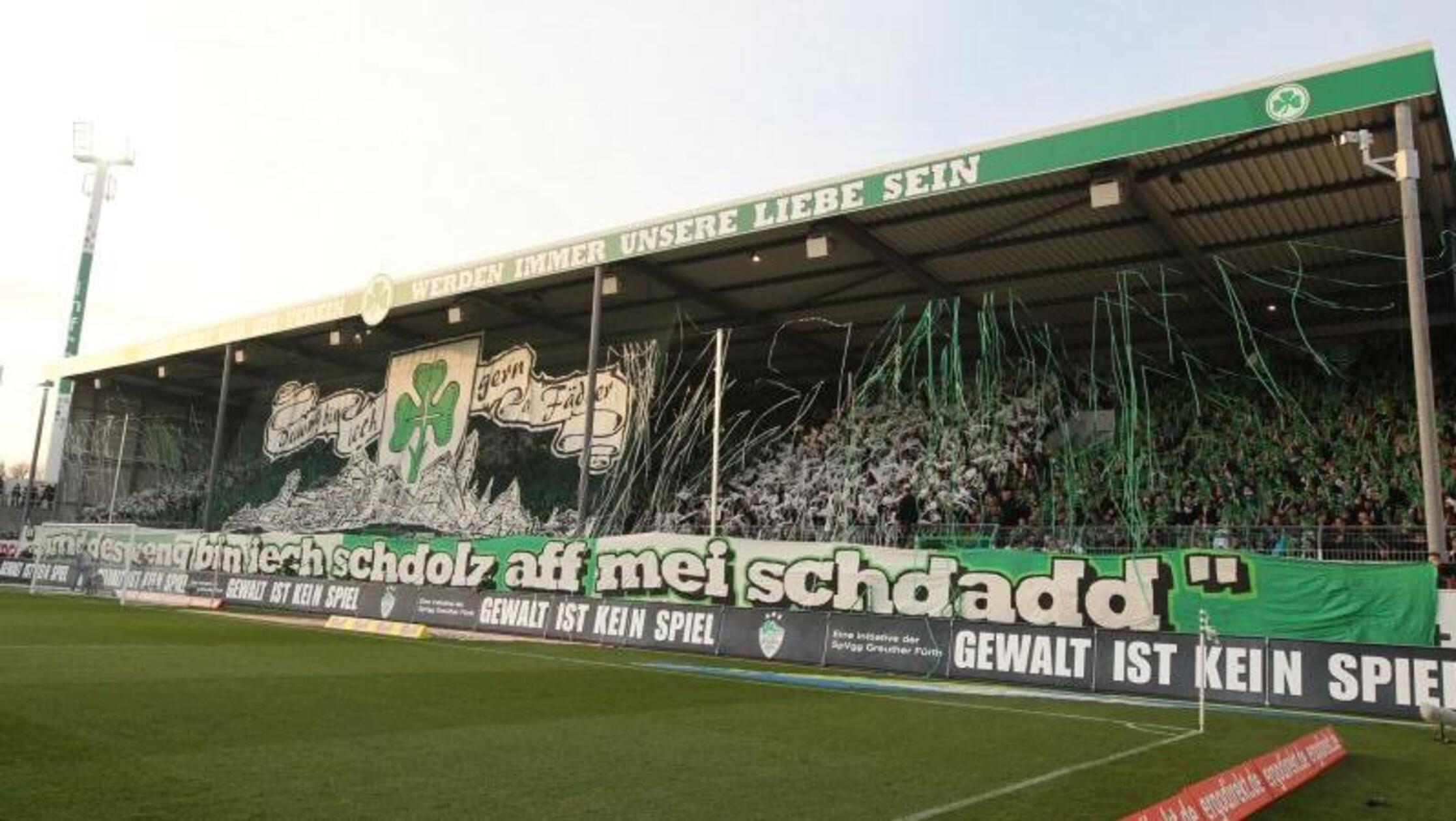 Während die Kleeblatt-Fans auf der Nordtribüne im tiefsten Fränkisch den Stolz auf ihre Herkunft zum Ausdruck brachten...