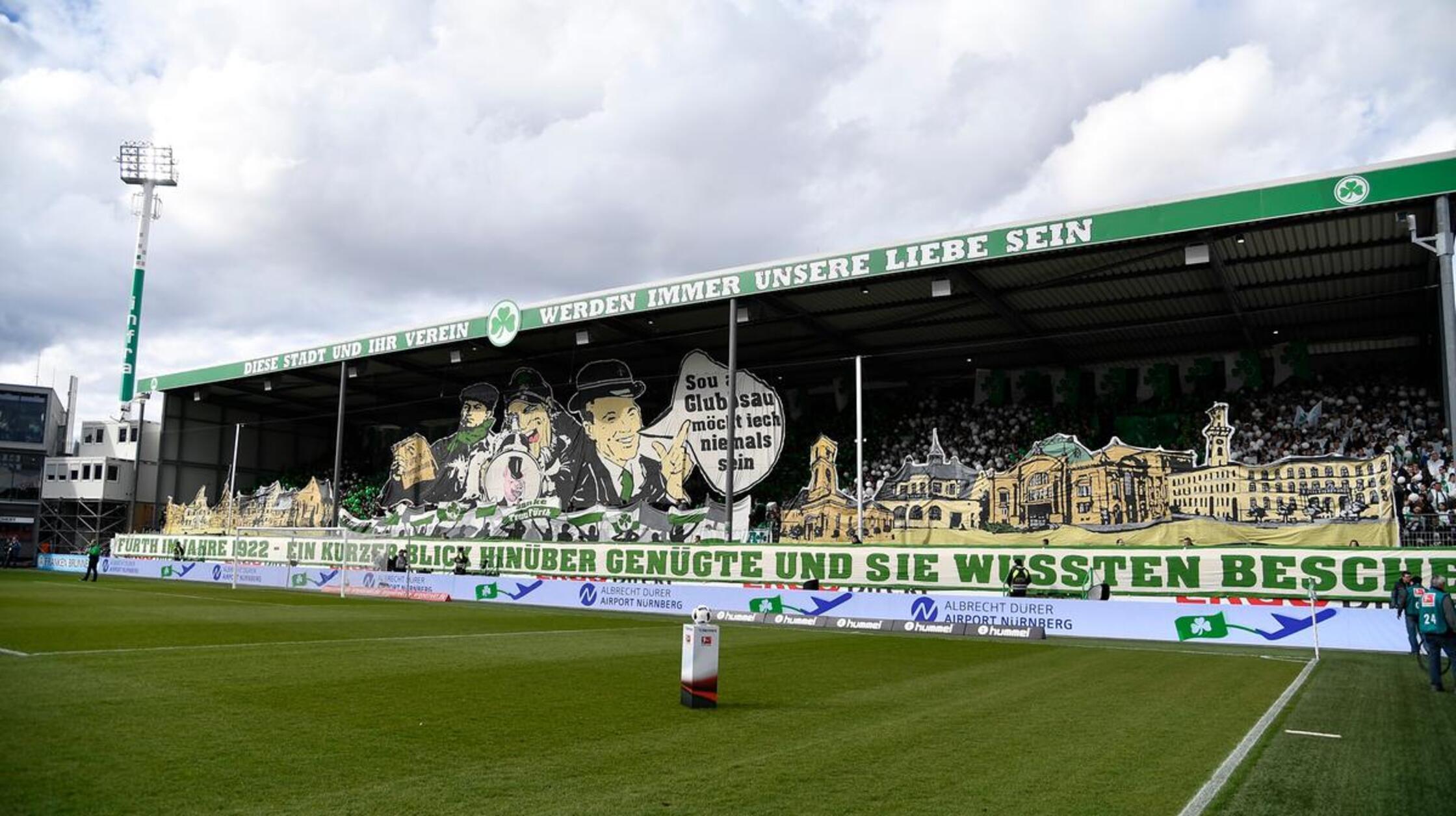 "Sou a Glubbsau möcht iech niemals sein", lautet die Spitze der Kleeblatt-Fans im 262. Frankenderby.