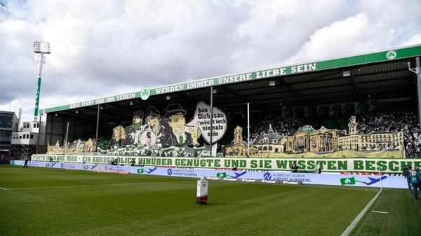 "Sou a Glubbsau möcht iech niemals sein", lautet die Spitze der Kleeblatt-Fans im 262. Frankenderby.