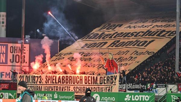 Es gibt Dinge, die im Leben und insbesondere im Leben von Fußball-Fans unweigerlich zu einer bestimmten Konsequenz führen. So zählen sowohl Derbys als auch Flutlichtspiele am Abend zu den geläufigen "Risikofaktoren" für Pyrotechnik im Stadion.