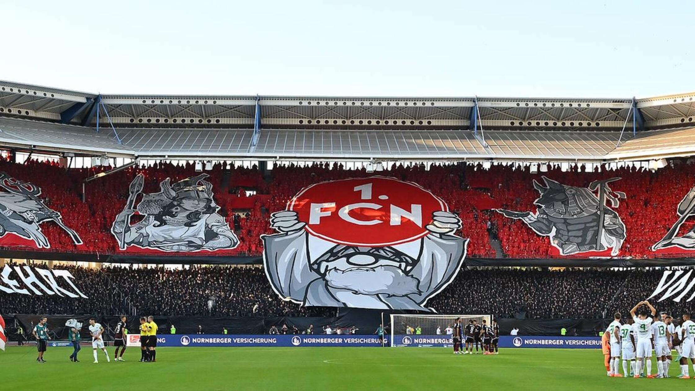 Einen Ausflug in die Götterwelt der antiken Mythologie spendierte die organisierte Fanszene des 1. FC Nürnberg den Besuchern im Max-Morlock-Stadion beim 271. Frankenderby. "Von allen verehrt, von allen vergöttert", lautete das Statement der gewaltigen Choreographie.