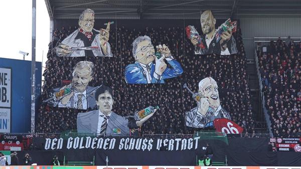 Die Choreo, die der Nürnberger Anhang vor dem 272. Frankenderby präsentierte, stand ganz im Zeichen des Protestes gegen einen DFL-Investor. "Den goldenen Schuss vertagt..."