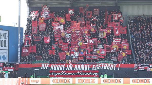 "...die Kurve im Kampf erstarkt!", hieß es auf dem Spruchband der FCN-Fans.