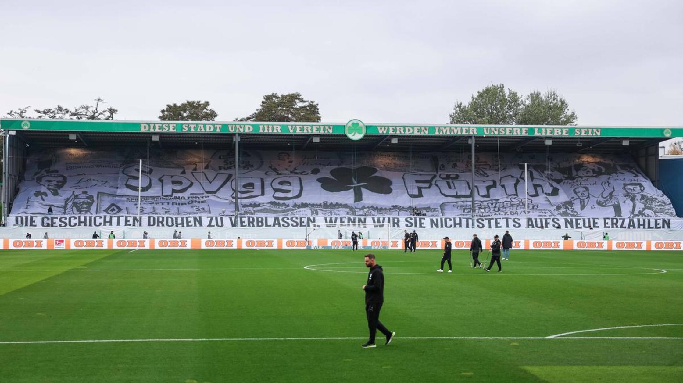 Zum 273. Frankenderby empfing die SpVgg Greuther Fürth den ungeliebten Lokalrivalen im Sportpark Ronhof. Die Kleeblatt-Fans organisierten eine mehrteilige Choreo. "Die Geschichten drohen zu verblassen, wenn wir sie nicht stets aufs Neue erzählen" und „Aus dem Schatten heraus - zurück ins Rampenlicht - die traditionsreiche Historie als Auftrag verstehen“, stand in großen Lettern geschrieben