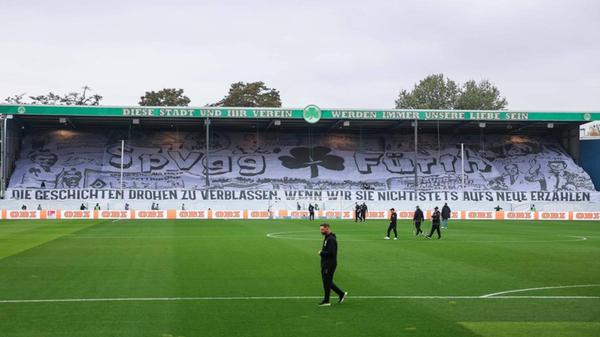 Zum 273. Frankenderby empfing die SpVgg Greuther Fürth den ungeliebten Lokalrivalen im Sportpark Ronhof. Die Kleeblatt-Fans organisierten eine mehrteilige Choreo. "Die Geschichten drohen zu verblassen, wenn wir sie nicht stets aufs Neue erzählen" und „Aus dem Schatten heraus - zurück ins Rampenlicht - die traditionsreiche Historie als Auftrag verstehen“, stand in großen Lettern geschrieben