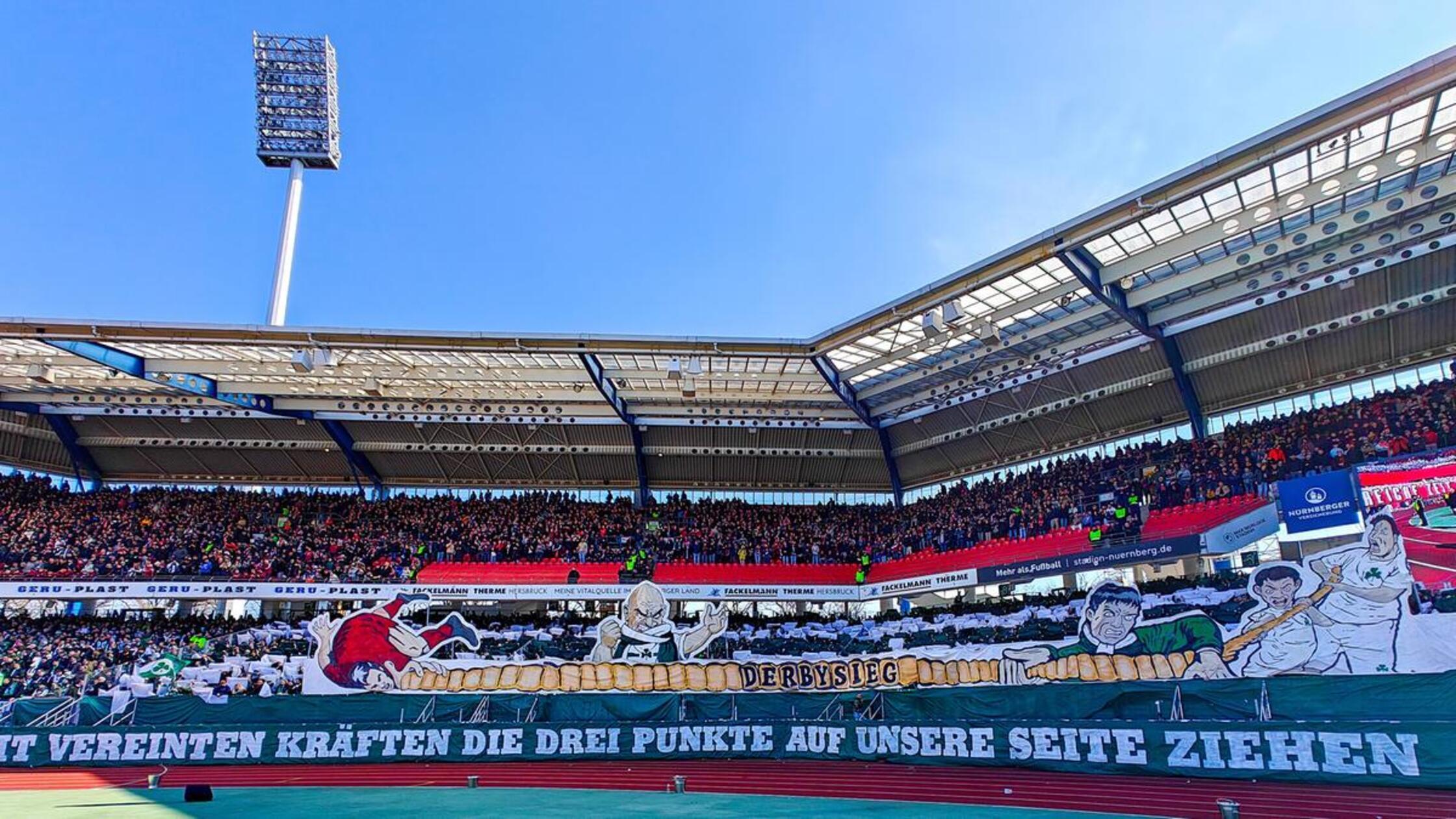 Im Gästeblock vergleichen die Anhänger der SpVgg Greuther Fürth das Frankenderby mit einem Tauziehen - an der einen Seite die siegreichen Fürther, auf der anderen Seite die am Boden liegenden Feinde von der anderen Seite der Stadtgrenze. Ihrer Forderung "Mit vereinten Kräften die drei Punkte auf unsere Seite ziehen" kommt die Mannschaft allerdings nicht nach: Mit 0:3 unterliegt das Kleeblatt im Max-Morlock-Stadion.