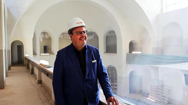 Bei einem Rundgang durchs Volksbad informiert Christian Vogel, noch amtierender Werkleiter des städtischen Eigenbetriebs NürnbergBad und Bürgermeister, über den aktuellen Stand der Arbeiten. Es ist der Abschied von seinem "Herzensprojekt", wie der SPD-Politiker erklärt.