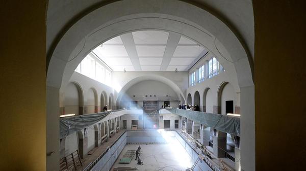 Nach einer Machbarkeitsstudie um Jahr 2015 und einer Grundsatzentscheidung zur Sanierung im Jahr 2020, begann 2022 schließlich die aktive Bauphase des Volksbads. Inzwischen ist das Gebäude wieder als Schwimmbad zu erkennen. Im kommenden Jahr sollen hier wieder Groß und Klein schwimmen können.