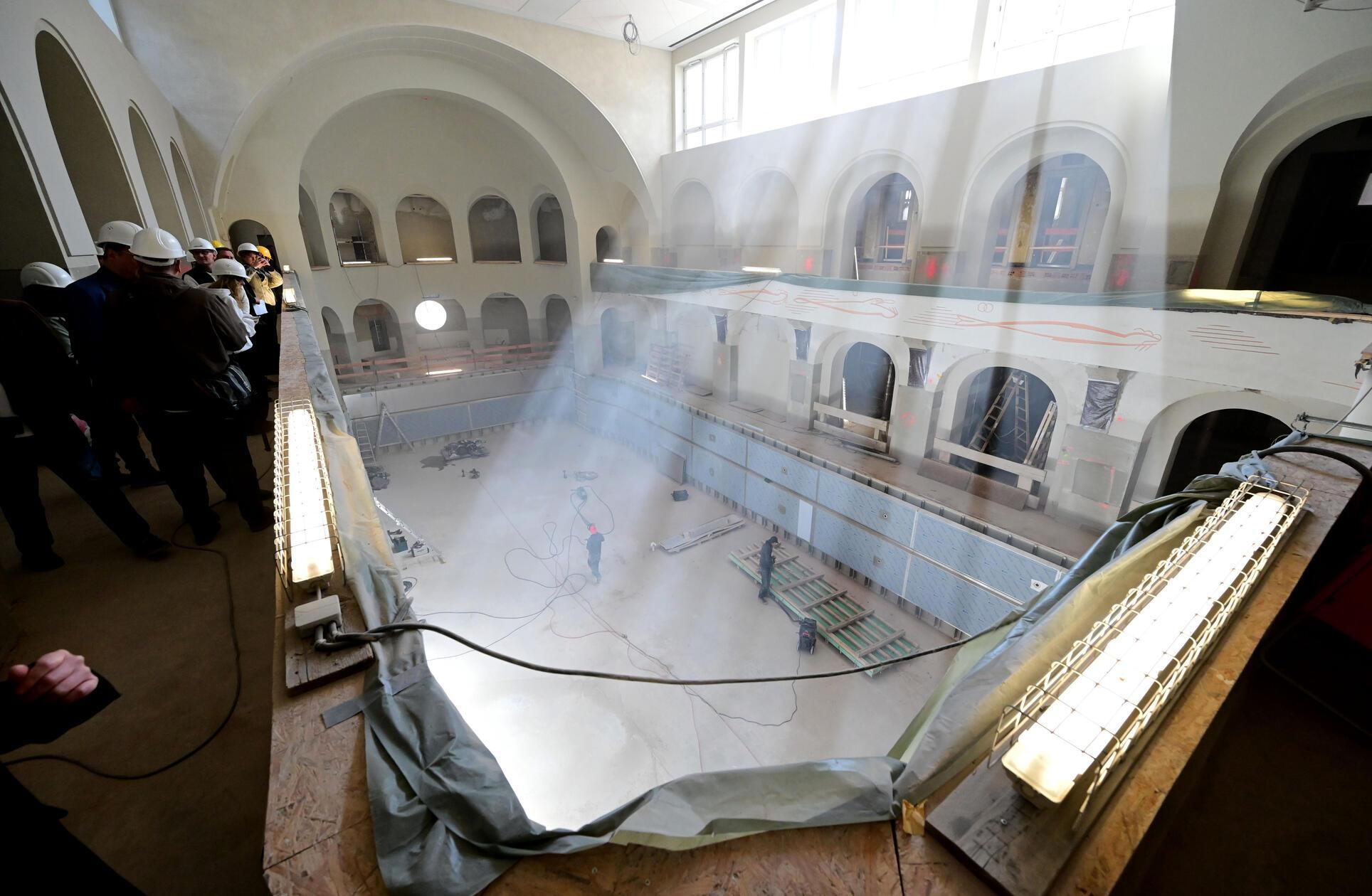 Insgesamt umfasst die Fläche des Gebäudes laut der Stadt Nürnberg über 62.000 Quadratmeter. Aufgeteilt ist diese unter anderem in eine Wartehalle, drei Schwimmhallen sowie Bereiche mit Wannen- und Duschbädern, Umkleiden und Ruheräumen.