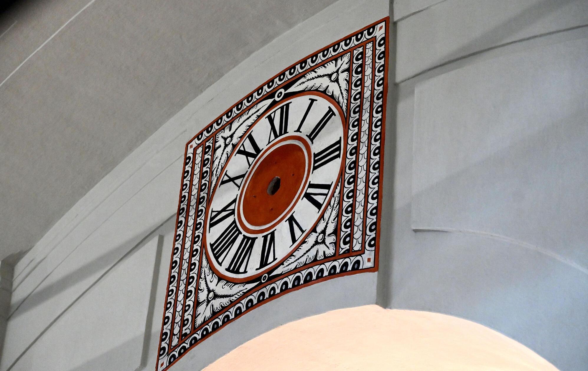 Diese Uhr im Jugendstil war ein Überraschungsfund. Bei früheren Renovierungen in den 1980er Jahren wurde sie einfach überpinselt, bei den Sanierungsarbeiten nun aber wieder entdeckt und von einem Kirchenmaler aus der Region aufwendig restauriert.