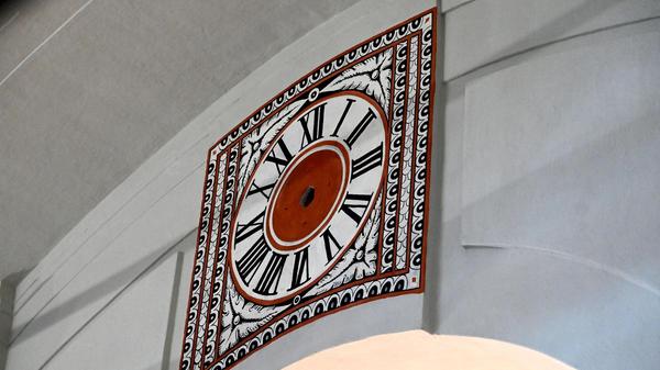 Diese Uhr im Jugendstil war ein Überraschungsfund. Bei früheren Renovierungen in den 1980er Jahren wurde sie einfach überpinselt, bei den Sanierungsarbeiten nun aber wieder entdeckt und von einem Kirchenmaler aus der Region aufwendig restauriert.