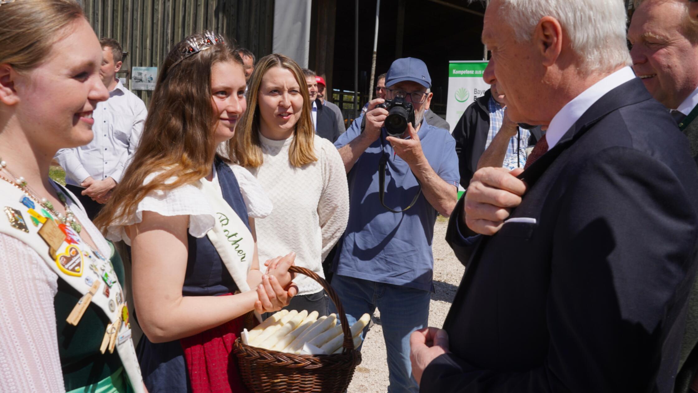 "Hoheiten" unter sich. Bundesminister Alois Rainer