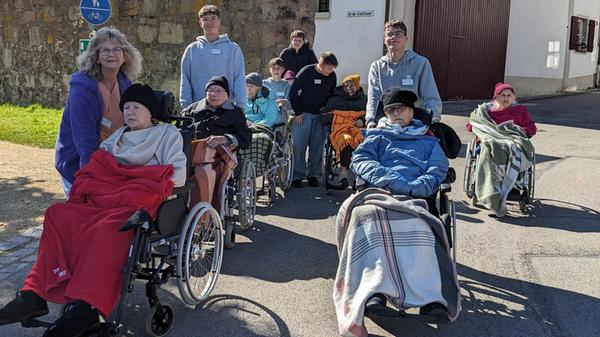 Fürsorglich begleiteten die Schüler die Seniorinne
