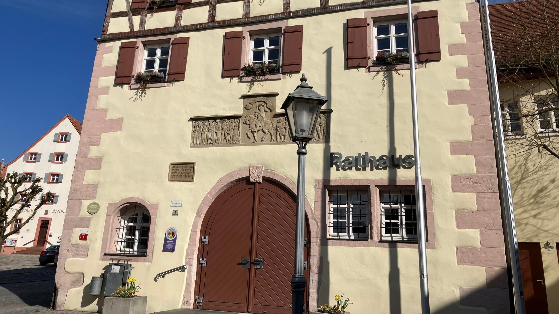 Rathaus Merkendorf Frühling Außenansicht
