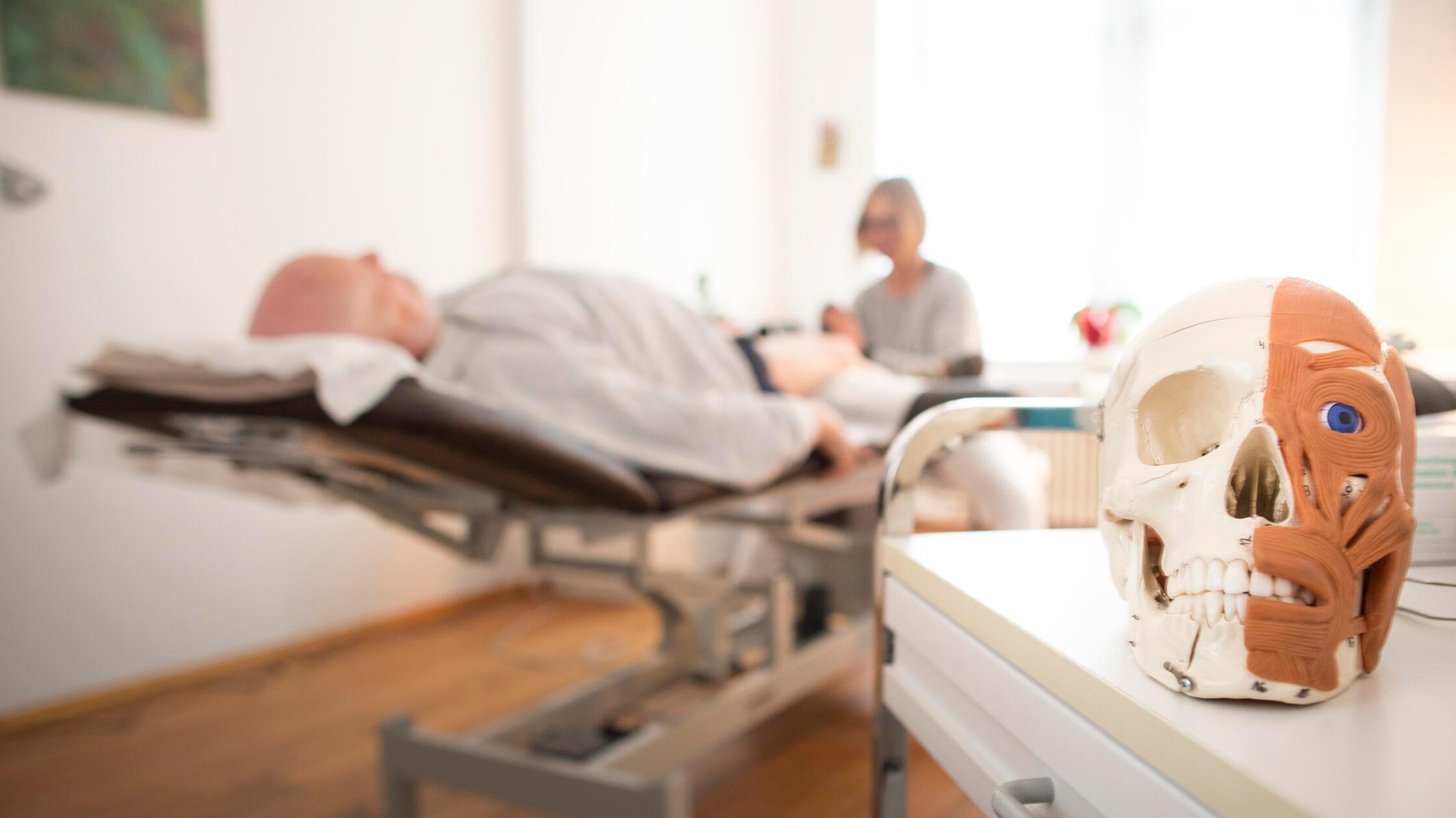 Patient nach Hueftoperation bei der Krankengymnast