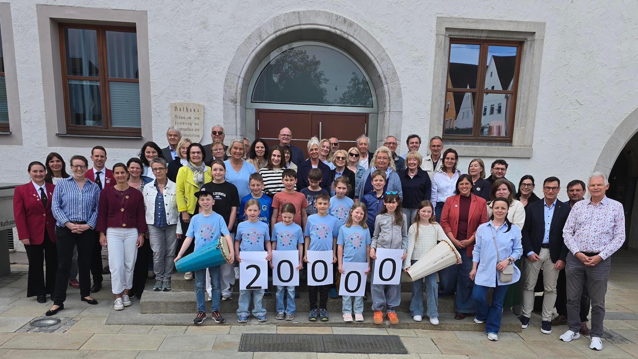 Freudige Stimmung vor dem Neumarkter Rathaus: Beim