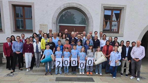 Freudige Stimmung vor dem Neumarkter Rathaus: Beim